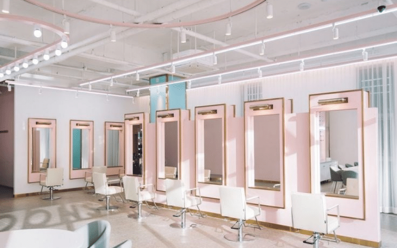 Minimalist Kuaför Tezgahı Tasarımları Salon Dekoruna Nasıl Katkı Sağlar?